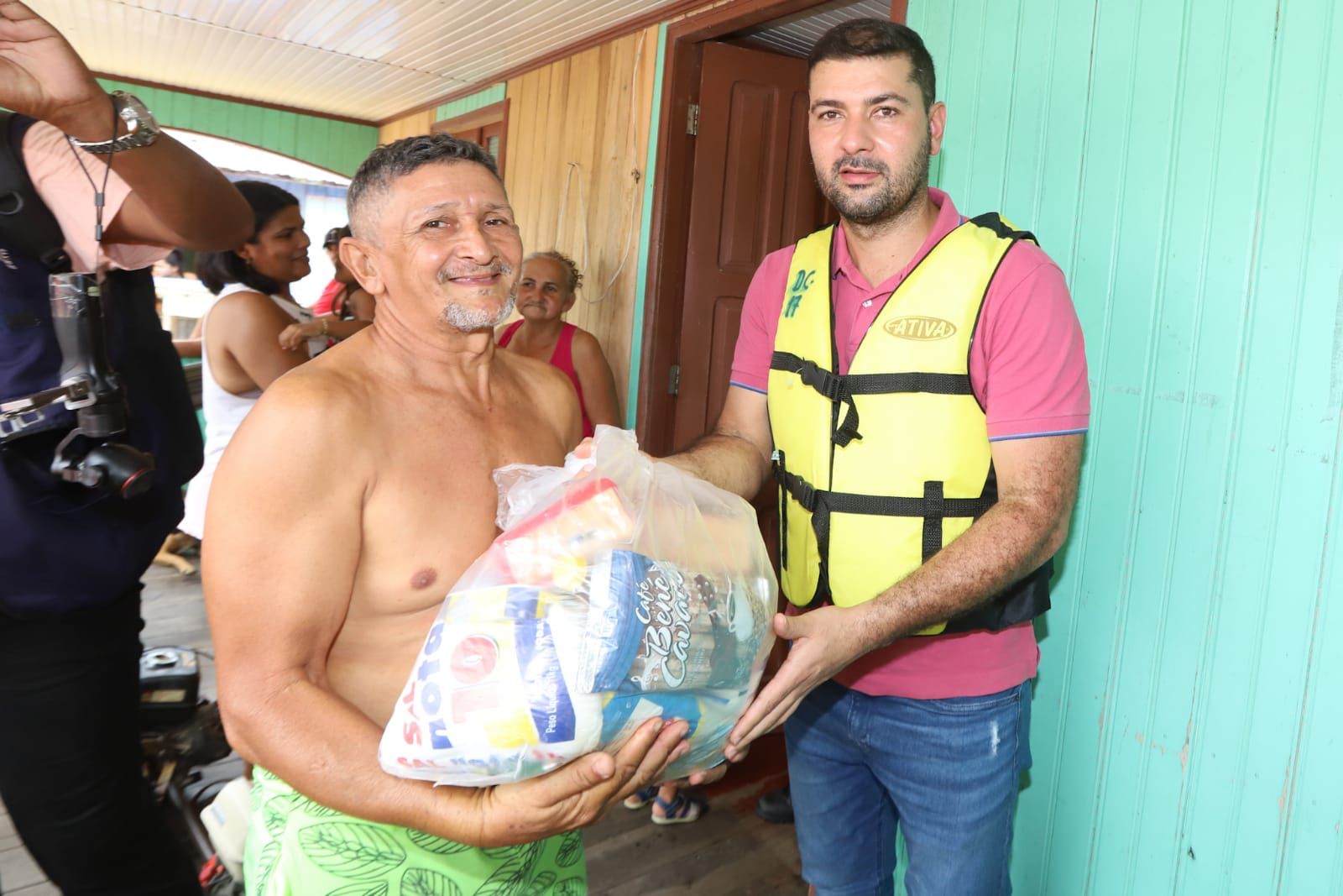 Em ação humanitária no Juruá Nicolau visita áreas alagadas e acompanha distribuição de donativos